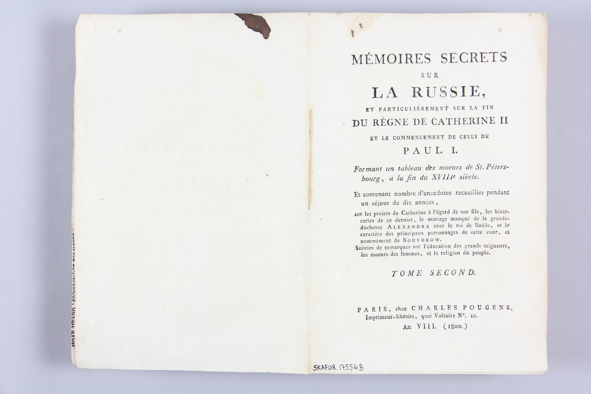 Bok, häftad "Mémoires secrets sur la Russie", del 2, utgiven 1800 i Paris.
Pärmen av ljusbrunt papper, blekt rygg. Med skurna snitt. På ryggen tryckt etikett med titel och rest av samlingsnummer. Bakre pärm saknas.