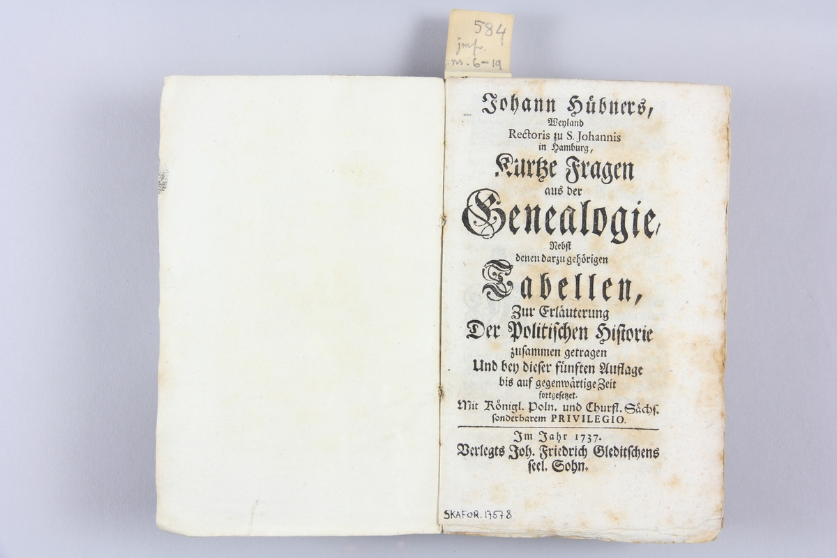 Bok, häftad "Kurtze Fragen aus der Genealogie", skriven av Hübner, tryckt 1737.
Pärm av marmorerat papper, oskuret snitt. På ryggen etikett med  utplånad titel och nummer.