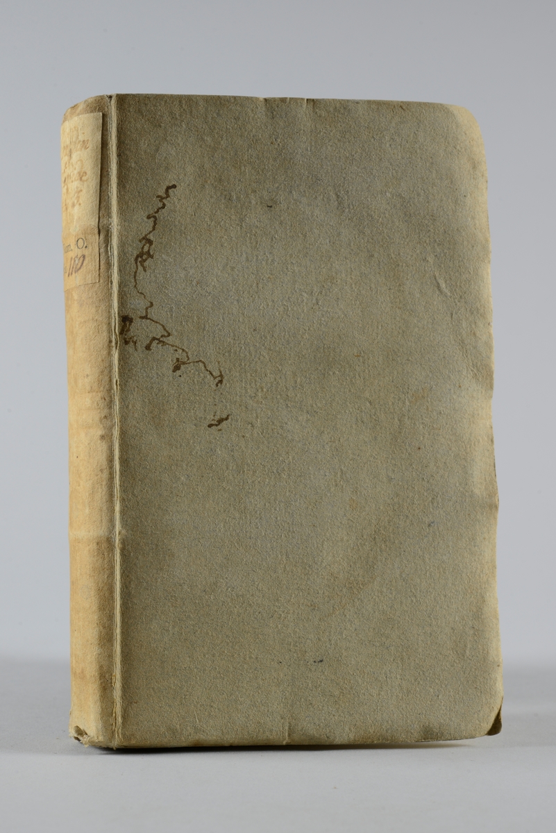Bok, pappband,"Féraddin et Rozéide, conte morale, politique et militaire", del 3,  tryckt 1765 i Gaznah.
Pärm av gråblått papper, oskuret snitt. På ryggen pappersetikett med volymens namn och nummer. Ryggen blekt.