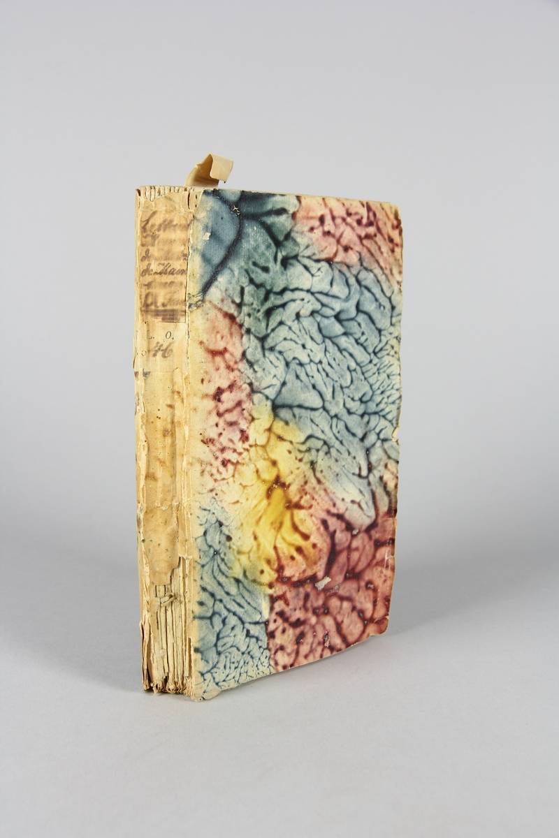 Bok, pappband,"Lettres et mémoires de madame de Maintenon", del 7.  Pärmar av marmorerat papper, oskuret snitt. Etikett med titel och samlingsnummer på ryggen.