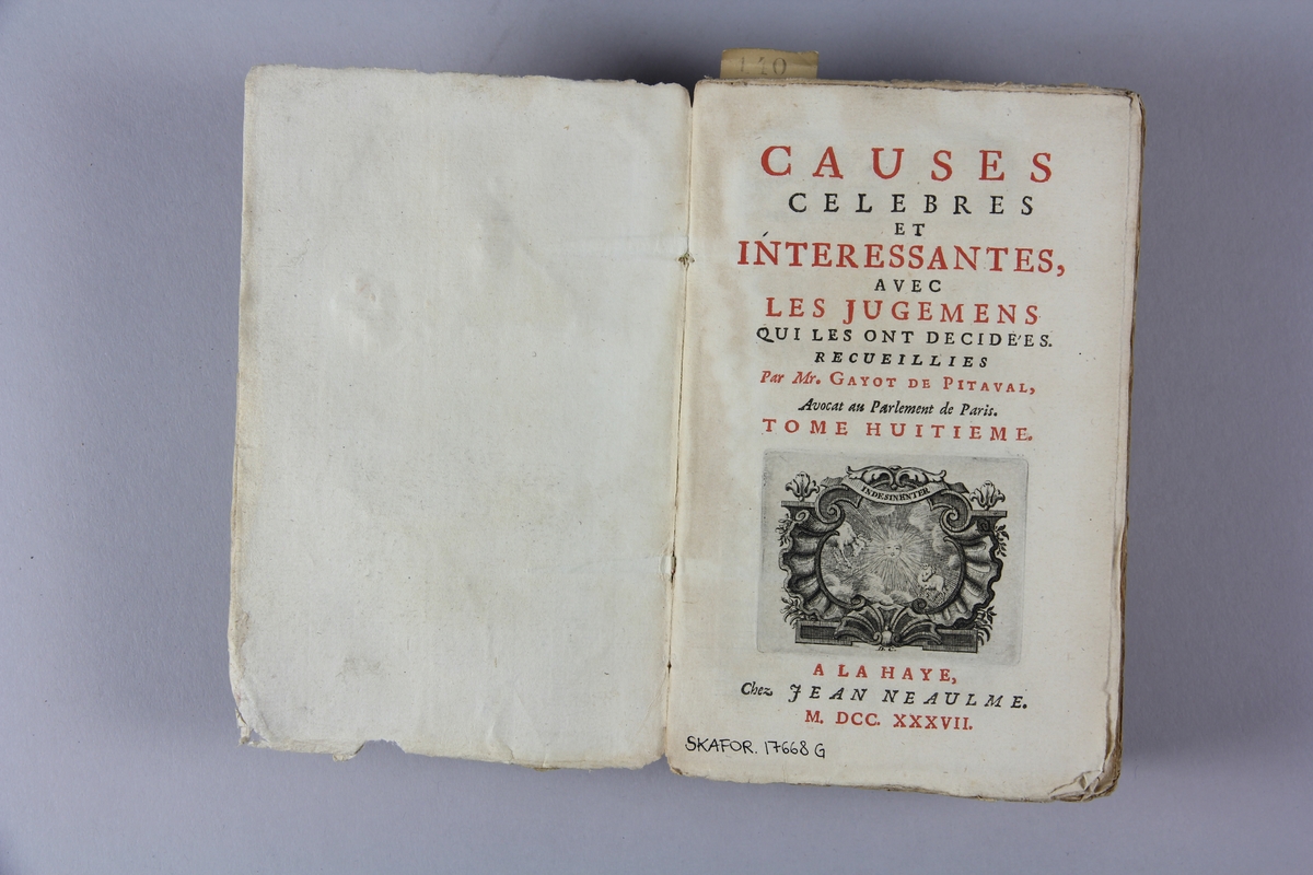 Bok, häftad, "Causes celèbres et interessantes", del 8, tryckt 1737 i Haag.
Pärm av marmorerat papper, oskuret snitt. Blekt rygg med pappersetikett med volymens namn, oläsligt, och samlingsnummer.