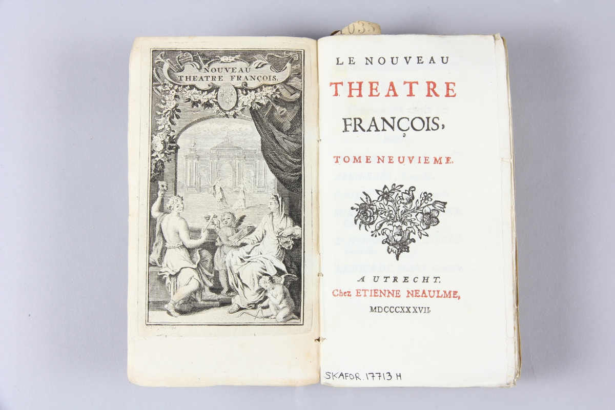 Bok, häftad, "Le nouveau theatre françois", del 9, tryckt i Utrecht 1737.
Pärm av marmorerat papper, oskurna snitt. På ryggen klistrade pappersetiketter med volymens namn och samlingsnummer. Ryggen blekt.