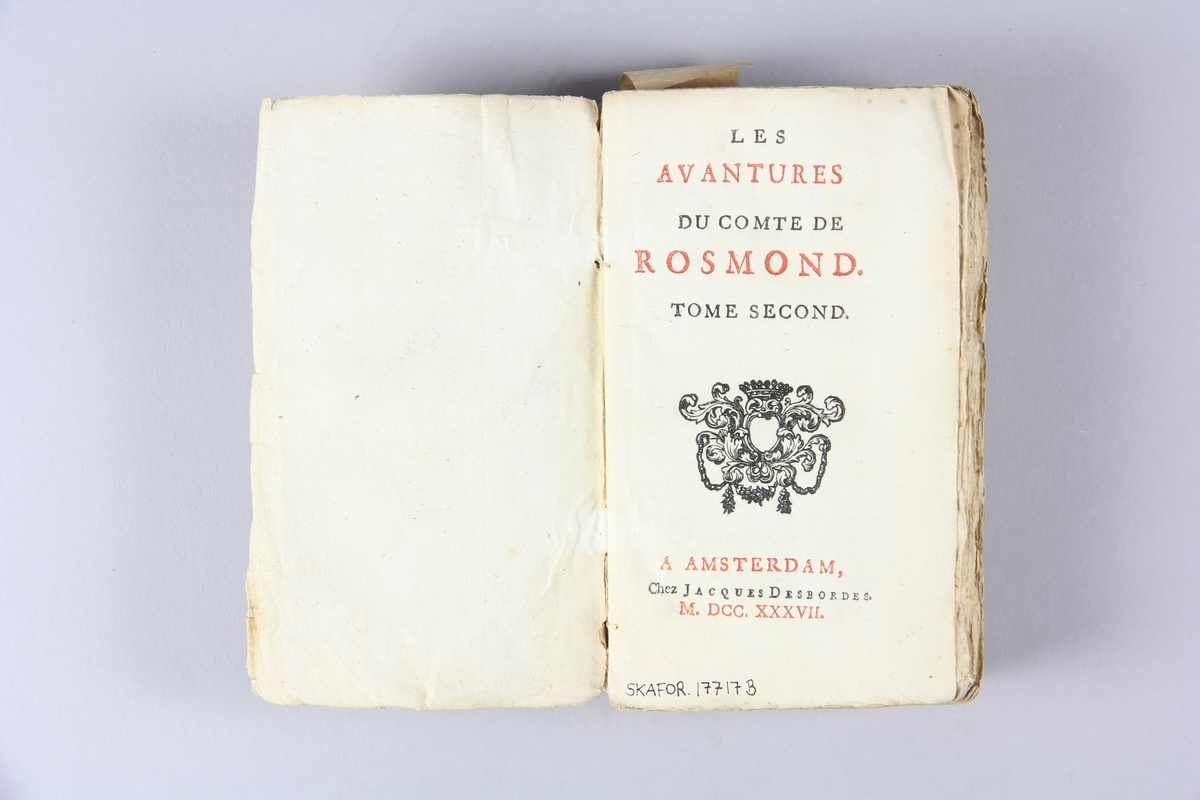 Bok, häftad, "Les avantures du comte de Rosmond", del 2. Pärm av marmorerat papper, oskuret snitt.