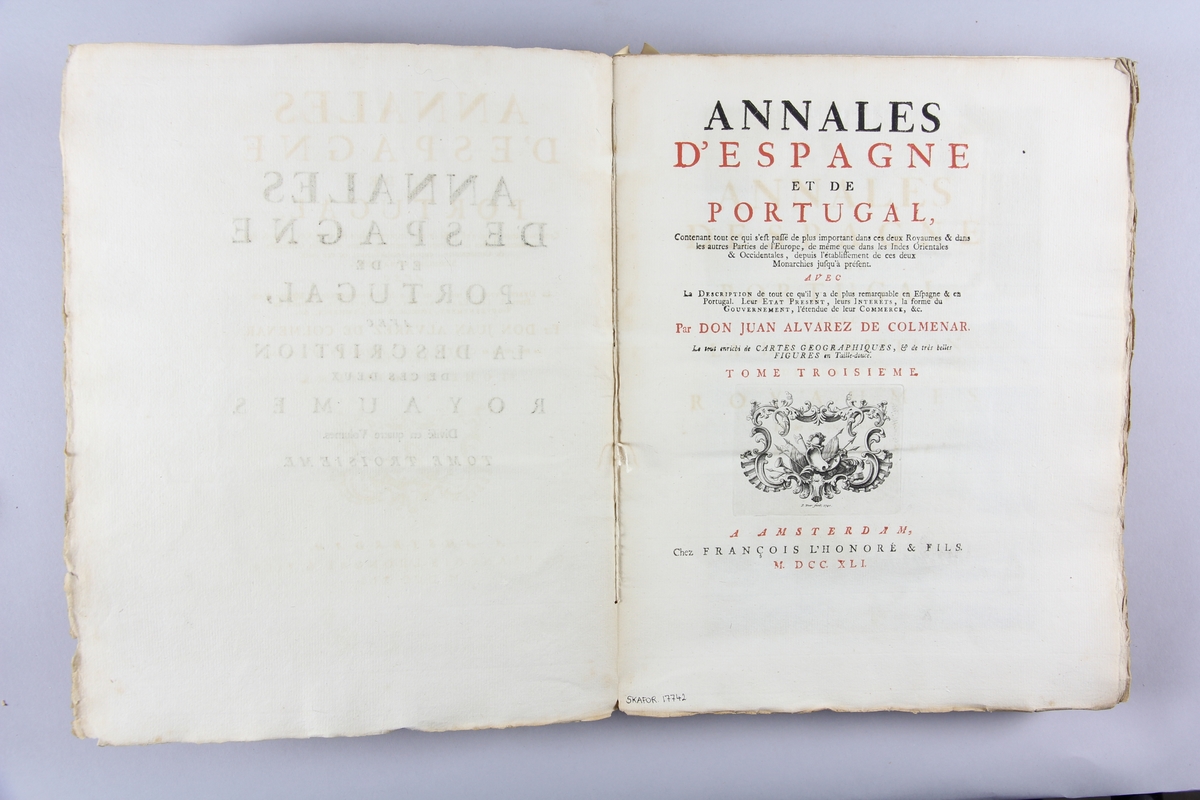 Bok, häftad,"Annales d´Espagne et de Portugal", del 3. Pärmar av marmorerat papper, oskuret snitt. Blekt och skadad rygg med etikett med samlingsnummer och titel.