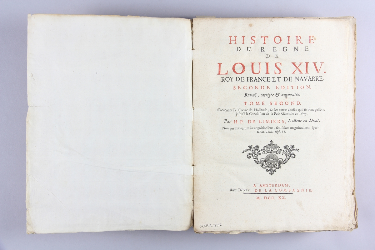 Bok, häftad,"Histoire du regne de Louis XIV", del 2.  Pärmar av marmorerat papper, oskuret snitt. Blekt och skadad rygg med etikett med samlingsnummer och rest av etikett med titel.