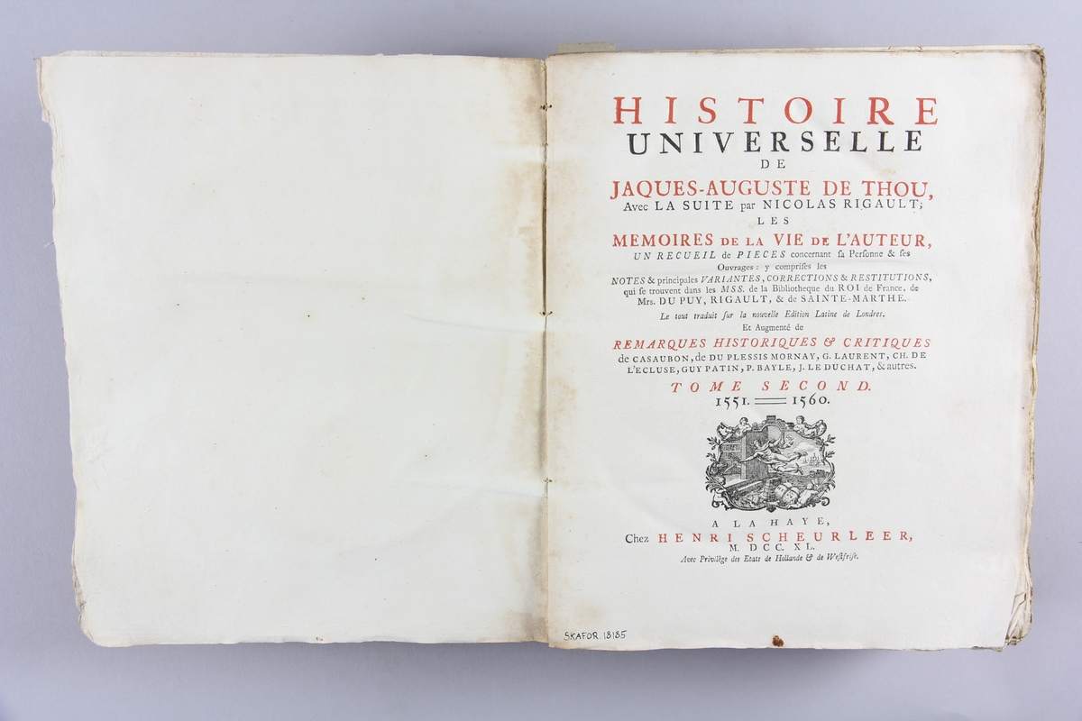 Bok, häftad "Histoire universelle," del 2. Pärmar av marmorerat papper, blekt och skadad rygg. Etikett med samlingsnummer.