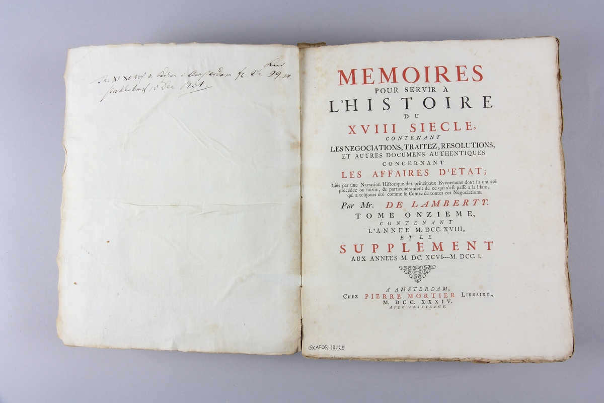 Bok, häftad "Mémoires pour servir à l'histoire du XVIII siecle" del 8. Pärmar av marmorerat papper, blekt och skadad rygg. Anteckning om inköp.