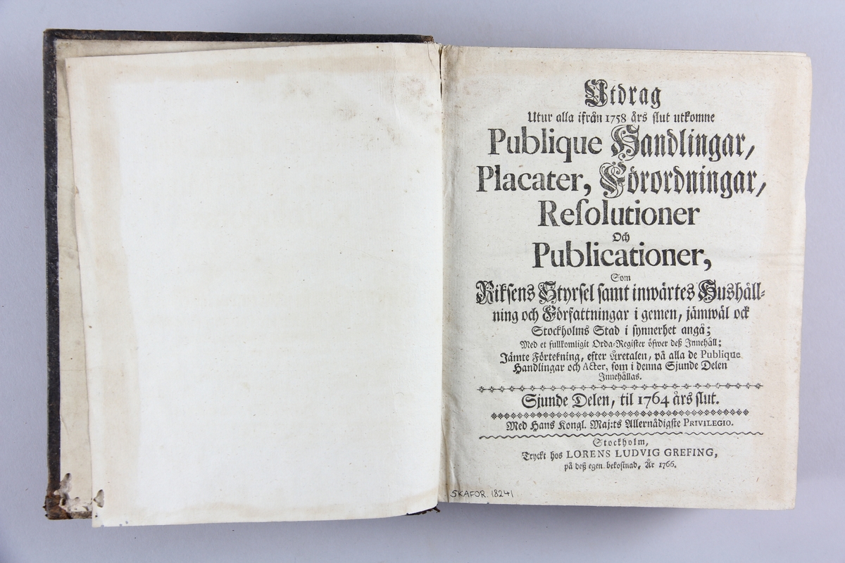 Bok, "Utdrag utur alla från 1758 års slut utkomne Publique Handlingar, Placater ...", del 7. Skinnband med präglad rygg i fem upphöjda bind, fält med titel och volymens nummer. Stänkt snitt.