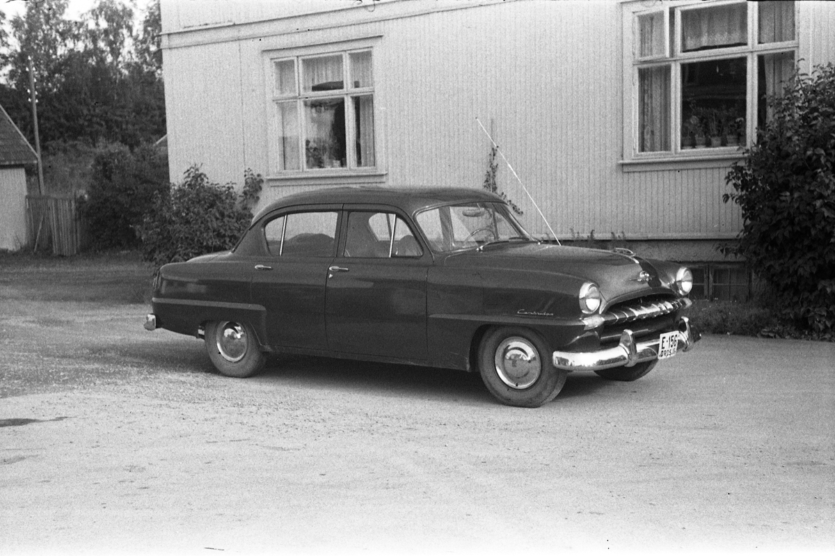 Drosje E-156 avbildet ved Grand på Lena. Bilen er iflg. informant en Plymouth Cambridge, årsmodell 1953-54.
