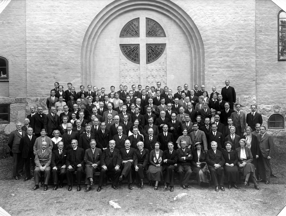 Gruppfoto framför kyrka