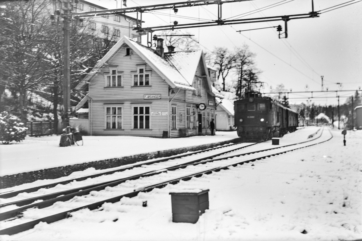 Godstog retning Bergen, tog 5509, ved Fjøsanger stasjon. Toget trekkes av elektrisk lokomotiv type El 9 nr. 2063.