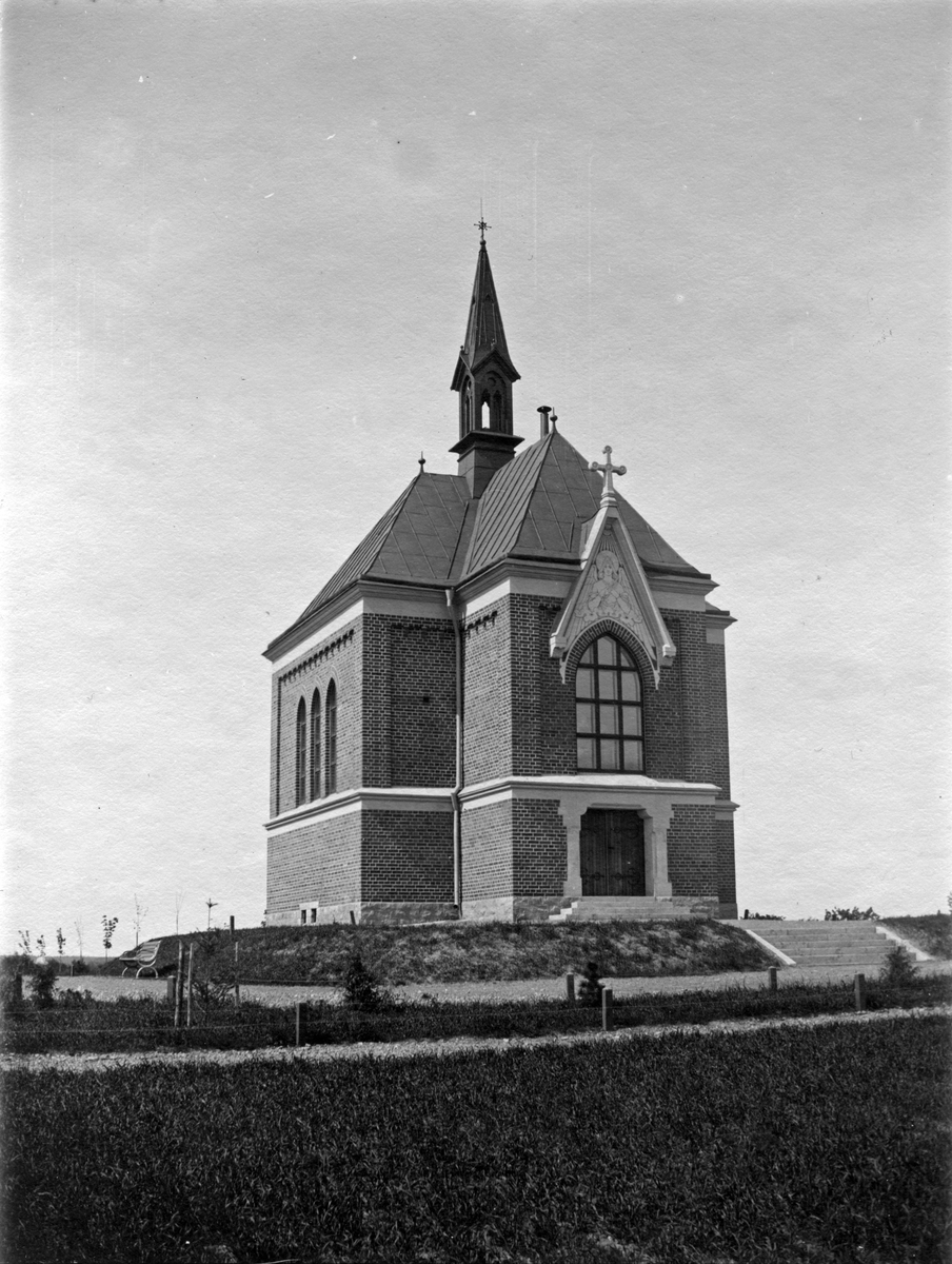 Nya Gravkapellet.Uppfört 1900. Arkitekt E. Hahr.)