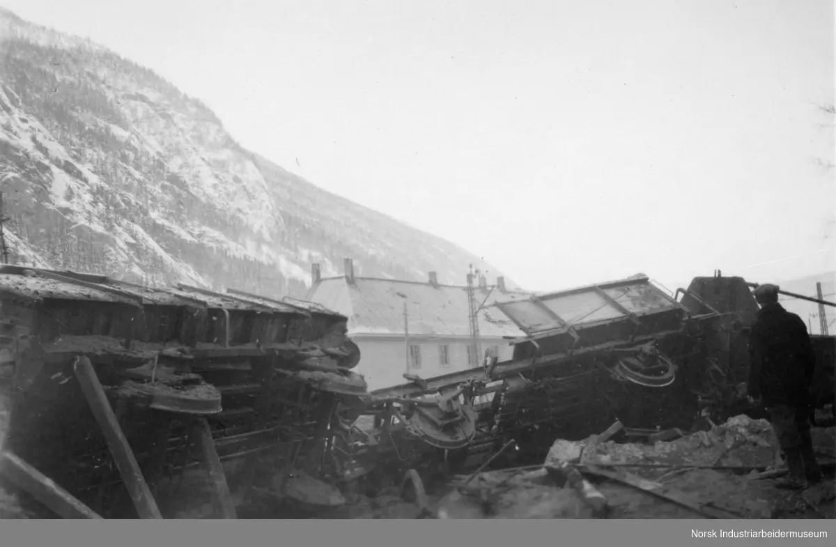 Skader på togsett som oppstod i forbindelse med alliert bombing av Vemork.