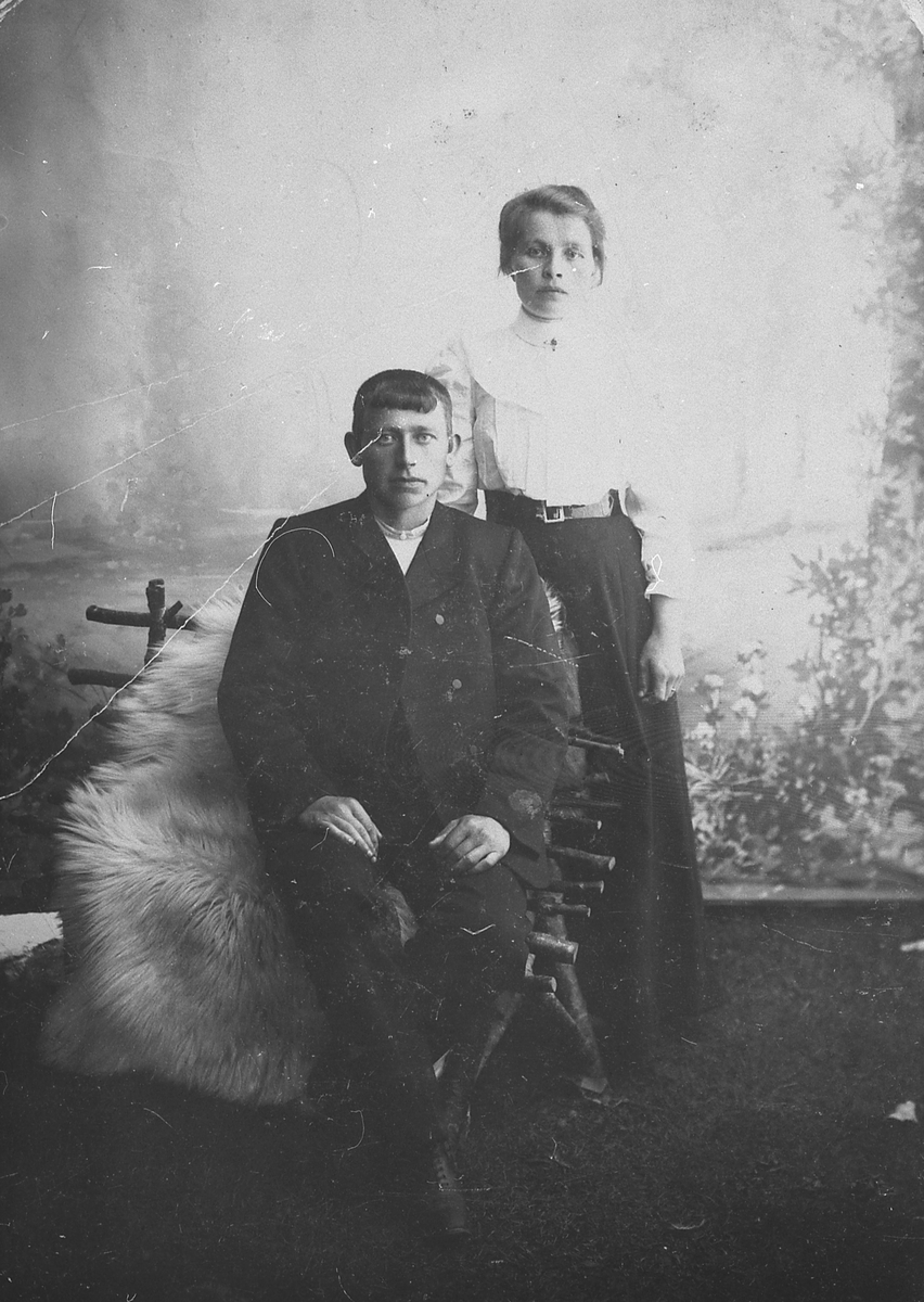 Brudebilde av Hilda Marie Sebuska,f 1879-d 1967 og Nikolai M.Nilsen, f, 1867 - d 1964. Bildet er tatt 1900.
