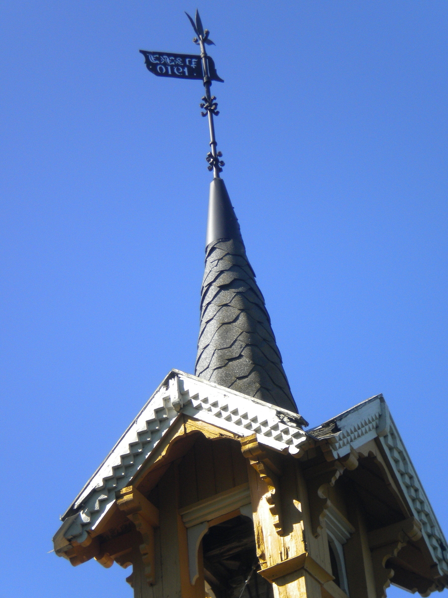 Klokketårnet på Sollerud står plassert på ytterkanten av gårdens stabbur. Tårnet er i typisk sveitserstil og har en okergul grunnkonstruksjon; tårnet er rikt dekorert med både dragefigurer og utskjæringer, samt enklere geometriske, organiske figurer. Taket til klokketårnet er et kryssformet saltak med kjegleformet spir. Tidligere var taket tekket med skifer, men dette ble i 1970 byttet ut med takpapp. Klokketårnet i seg selv har ingen initialer, men værhanen har inngravert ” D OG K I (S) 1910” og matklokken har inngravert ”GJØVIK 1913”. Støpulet på Stokstad er i middels god stand. Etter hva eier vet har klokketårnet blitt brukt til å ringe ut og inn til arbeidsøkter og måltider, og senere til å ringe inn første pinsedag. Dagens eiere mener at tårnet kan være bygget av Peter og Kirsti Jevanord eiere tidlig 1900.