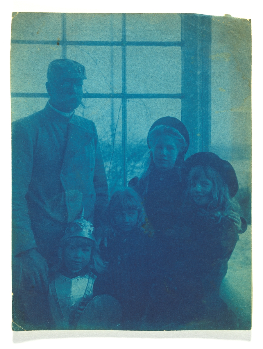 Erik Anker Gude med fire av sine barn, Betsy, Gurly, Lilly og Hans.
