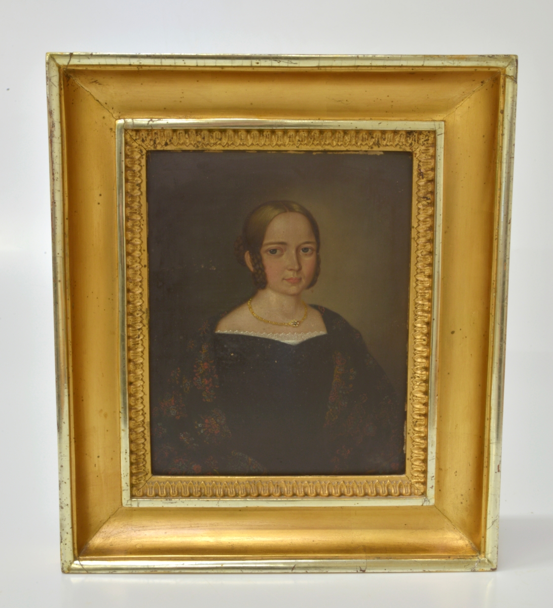 Osignerat porträtt föreställande Carin Maria Brun. Målningen beställdes inför hennes bröllop 1844 och har en förgylld ram. I museets samlingar finns flera föremål relaterade till Carin Maria Brun. Bland annat en dopklänning sydd av hennes bröllopsklänning, se AM 2017-05-a-c.