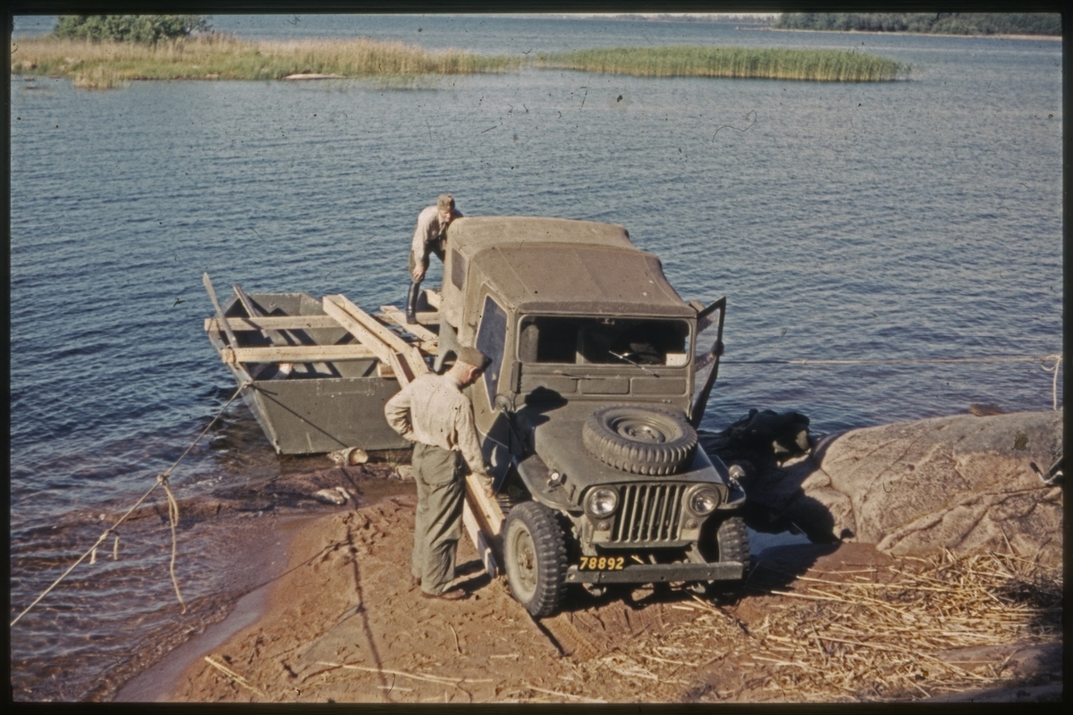 Signaltrupperna, S2 Karlsborg 1957. Jeep-färja demonstreras i samband med Jutan-övningar på Vänern.