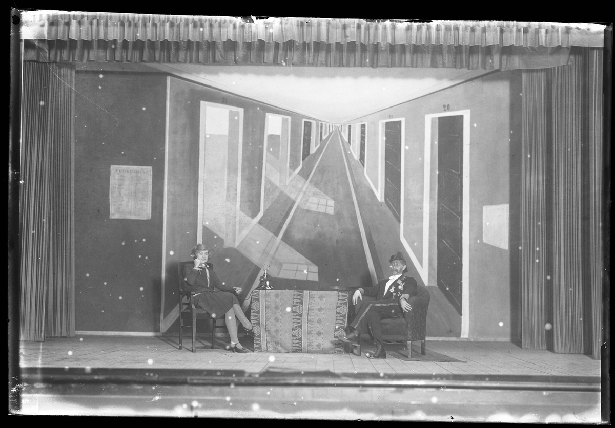 En kvinna och en man spelar nyårsrevy på en scen.