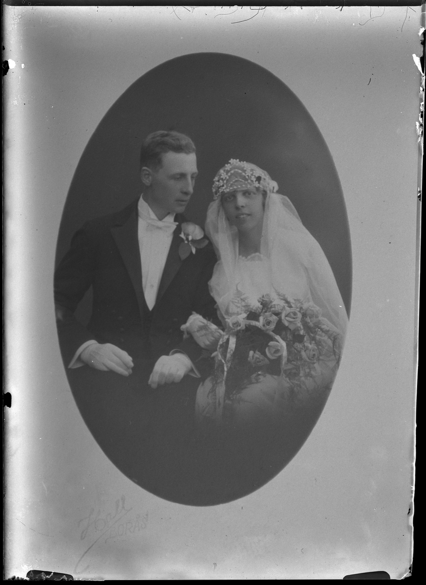 Reproduktionsfotografi av porträtt på ett brudpar. I fotografens egna anteckningar står det "Rep. för "Klases".