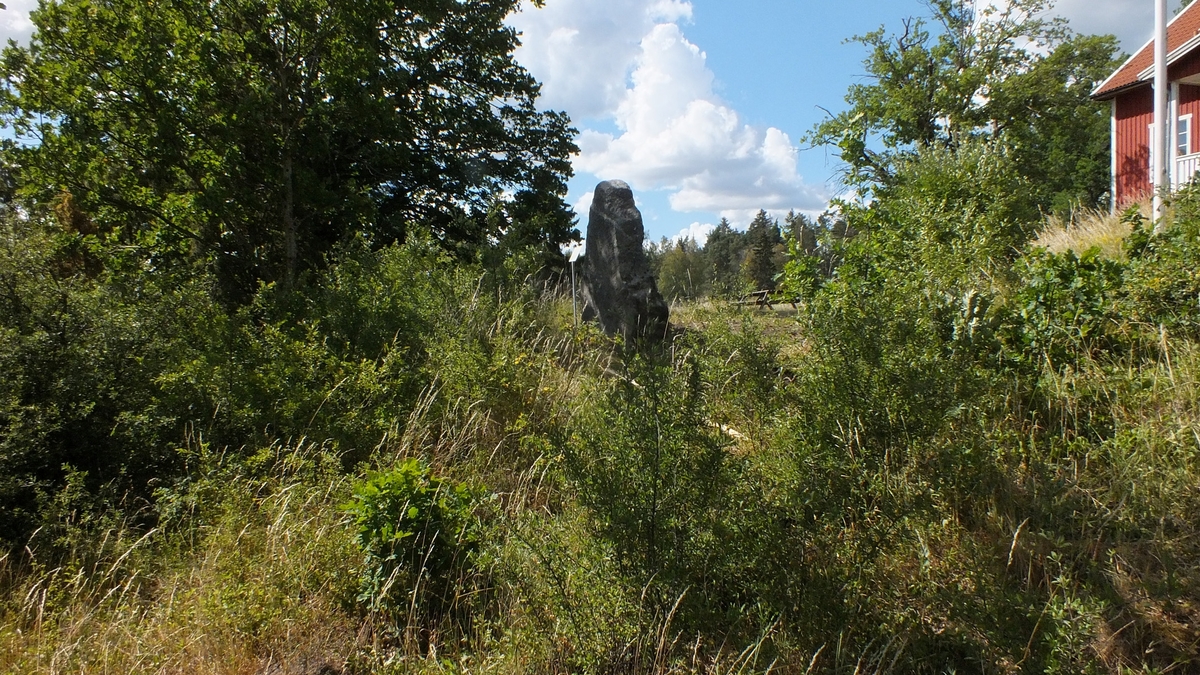 Arkeologisk övervakning, runstenen på sin nya plats vid släntkant, Vassunda-Örby, Vassunda socken, Uppland 2018