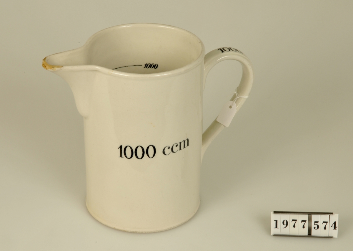 Cylinderform.
Utvändigt med text: "1000 ccm",på
handtaget "1000" och invändigt med graderad måttskala.

Från Apoteket Hjorten, Alingsås.
