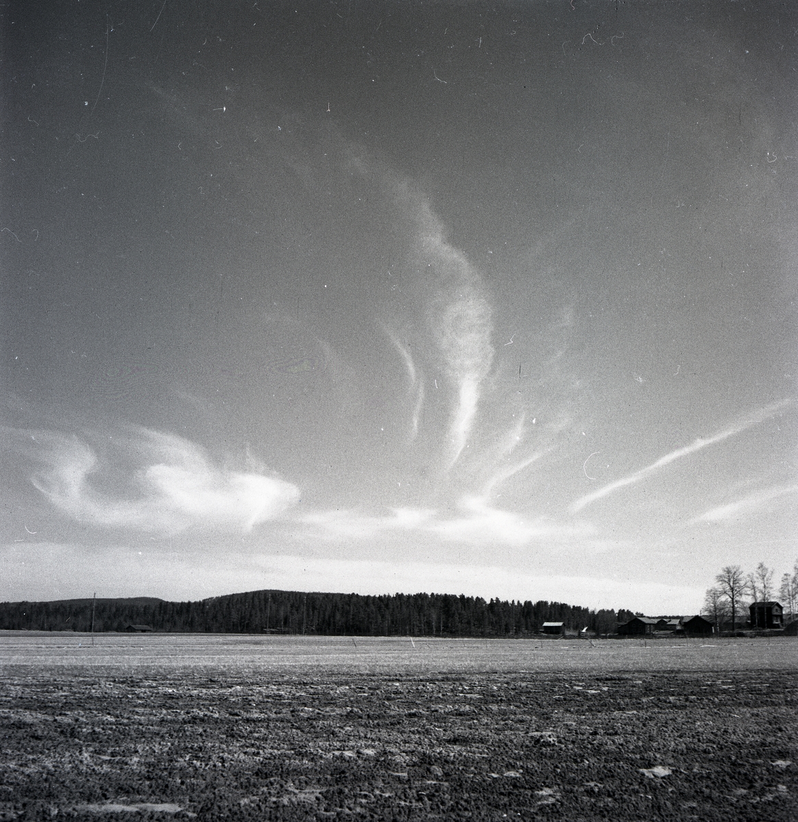 Streckformade moln på himlen över Stocksbo, maj 1949.