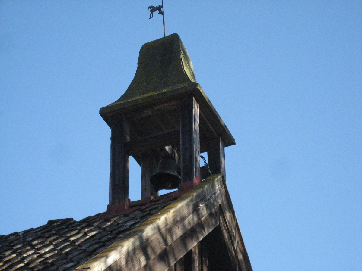 På Elton østre står det et svartmalt klokketårn på drengestua på gården. Av bilder kan en se at tårnet tidligere hadde et annet uttrykk. Tårnet hadde opprinnelig et buet telttak over to stolper. I dag er det også et buet telttak, men noe lavere, over fire stolper. På klokketårnet er det ingen eller lite detaljer.