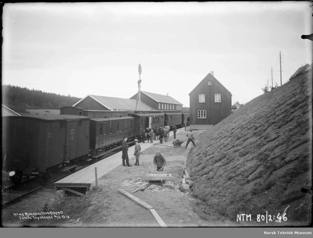 Første togstans til Rånåsfoss jernbanestasjon fotografert i forbindelse med utbyggingen av Raanaasfossen 1918-1930