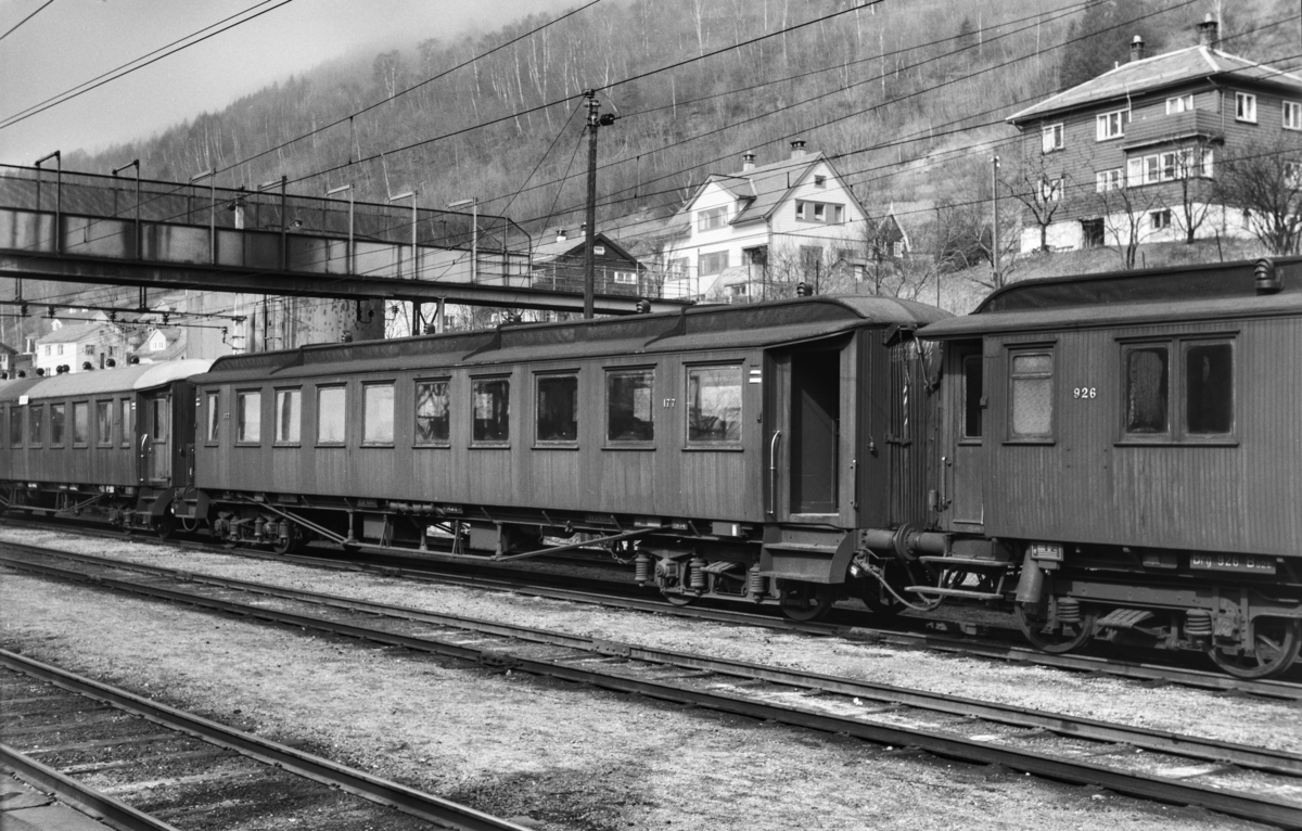 Personvogn Bo3a type 1 nr. 177 på Voss stasjon. Til venstre Bo2b type 6 nr. 926.