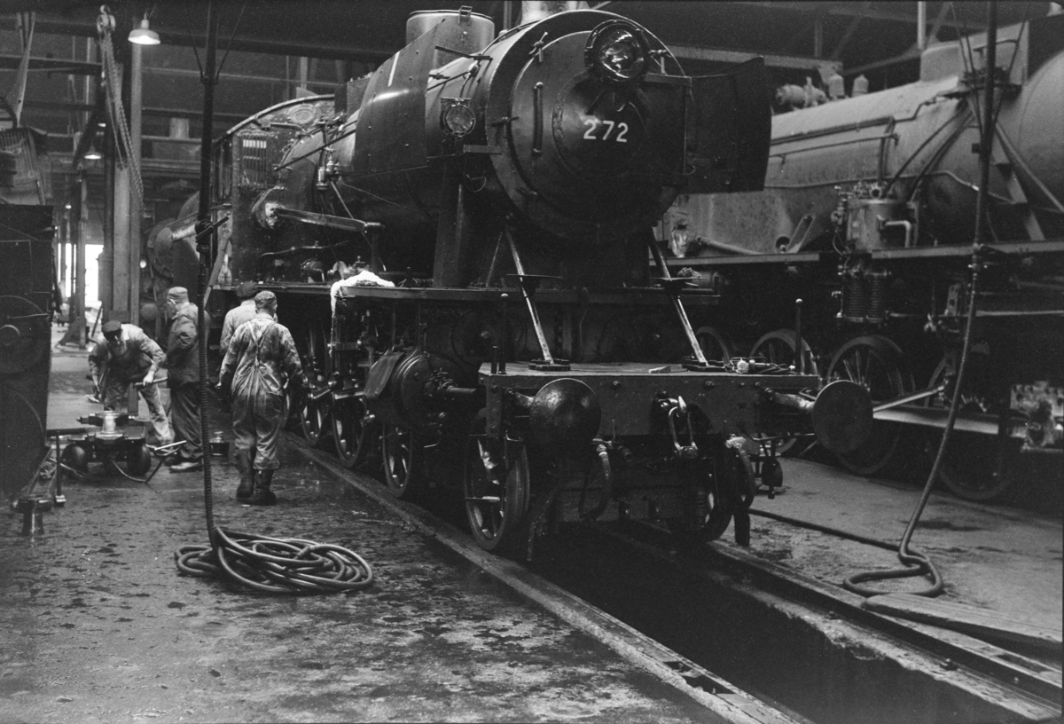Damplokomotiv type 30a nr. 272 under klargjøring i lokomotivstallen på Marienborg.
