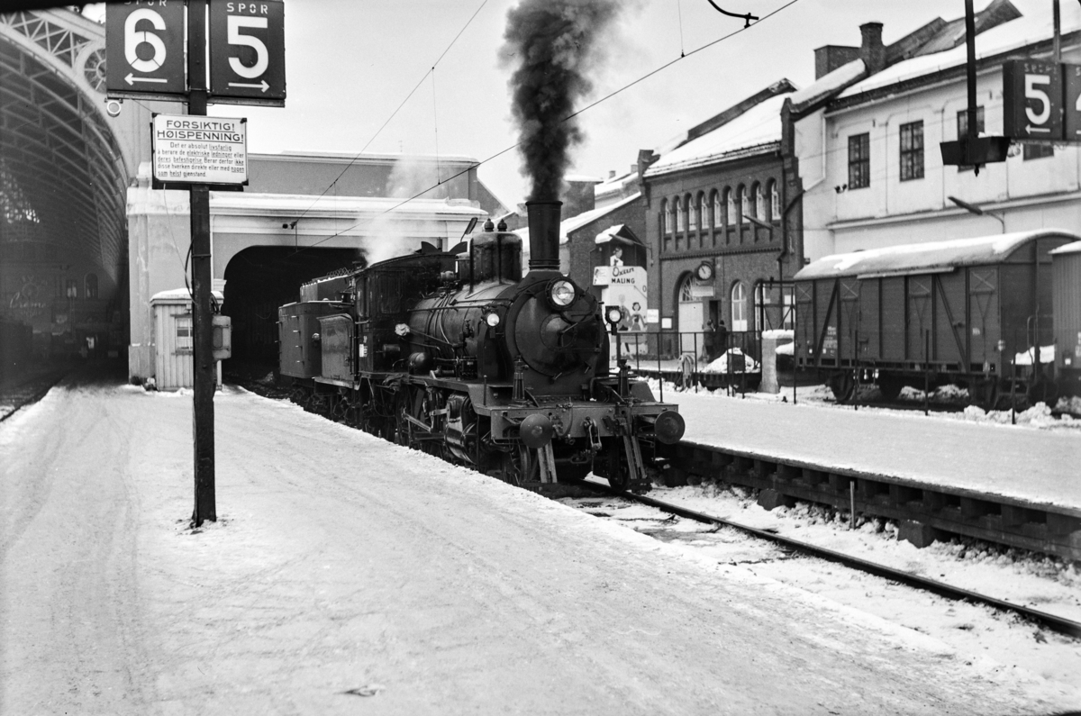 Damplokomotiv type 18c nr. 310 på Oslo Østbanestasjon.