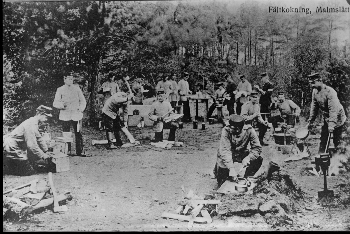 Matlagning i fält för soldater vid 7 kompaniet första livgrenadjärregementet I 4. Avfotografering av vykort.