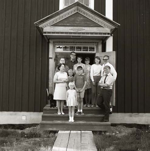En grupp människor poserar under förtaket på gården Sunnanåker, 1968.