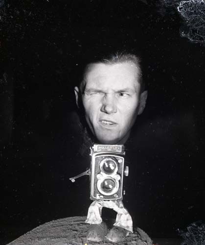 Självporträtt av Hilding Mickelsson med sin Rolleiflexkamera, 1948.