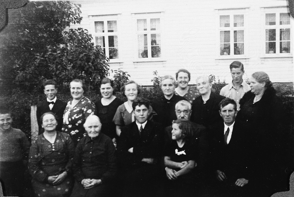 Familien er samla utanfor huset i konfirmasjonen til Norvald Steinsland (1923 - 1990) i 1937.