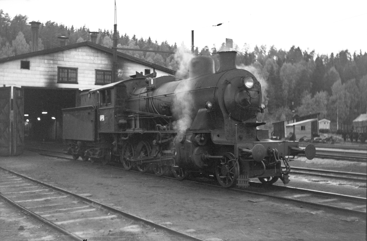 Damplokomotiv type 24b nr. 266 ved lokomotivstallen på Hønefoss stasjon.