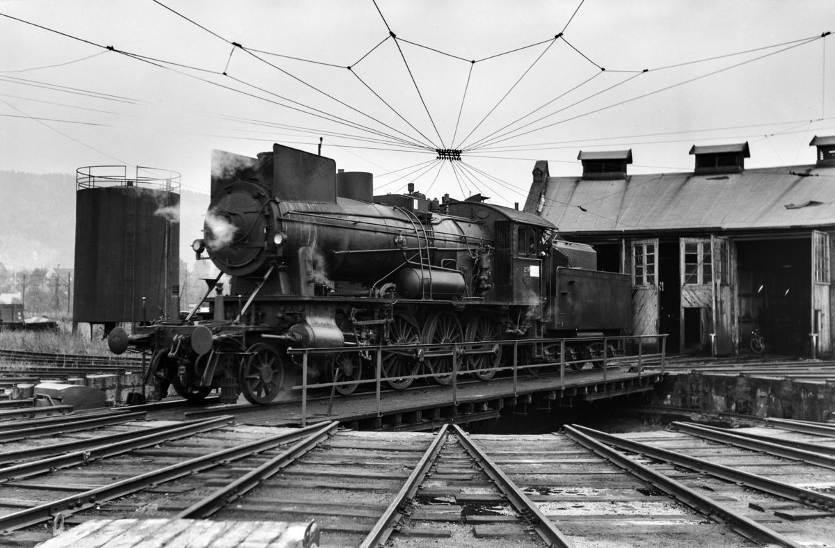 Damplokomotiv type 30a nr. 258 på svingskiven ved lokomotivstallen på Sundland ved Drammen.