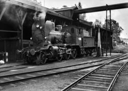 Damplokomotiv type 21b nr. 375 ved kulldepotet på Arendal st