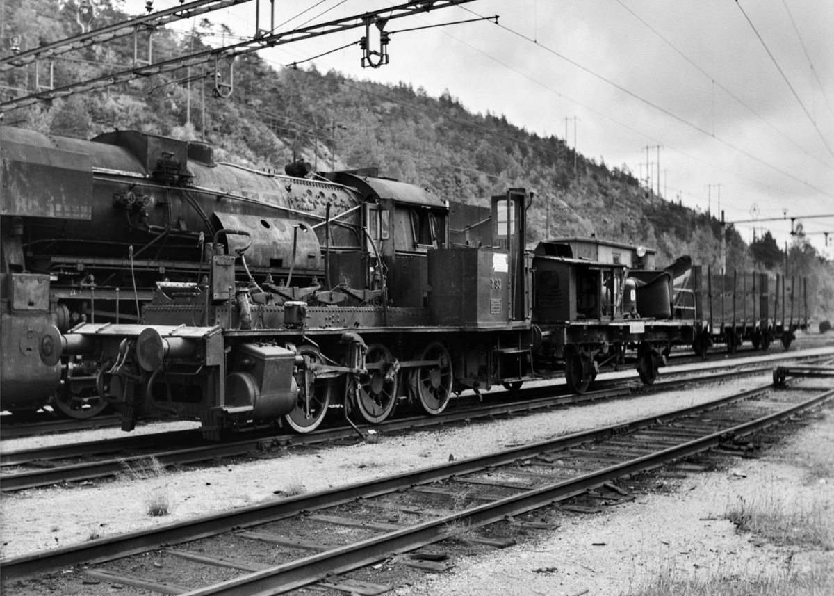 Damplokomotiv type 25a nr. 293 på Krossen ved Kristiansand. Kjel og førerhytte er demontert for revisjon. I bakgrunnen damplokomotiv type 63a nr. 4836.