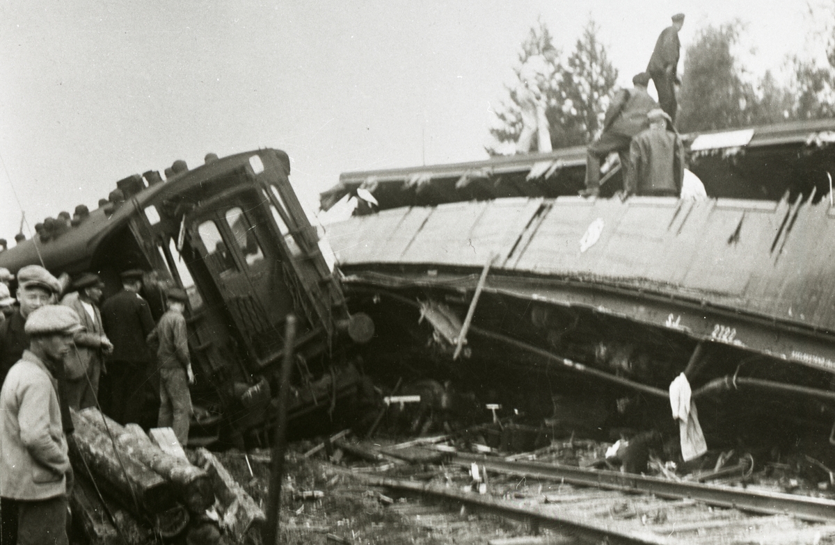 Ett antal män vid en olycksplats för ett urspårat tåg i Lenninge, juni 1928.