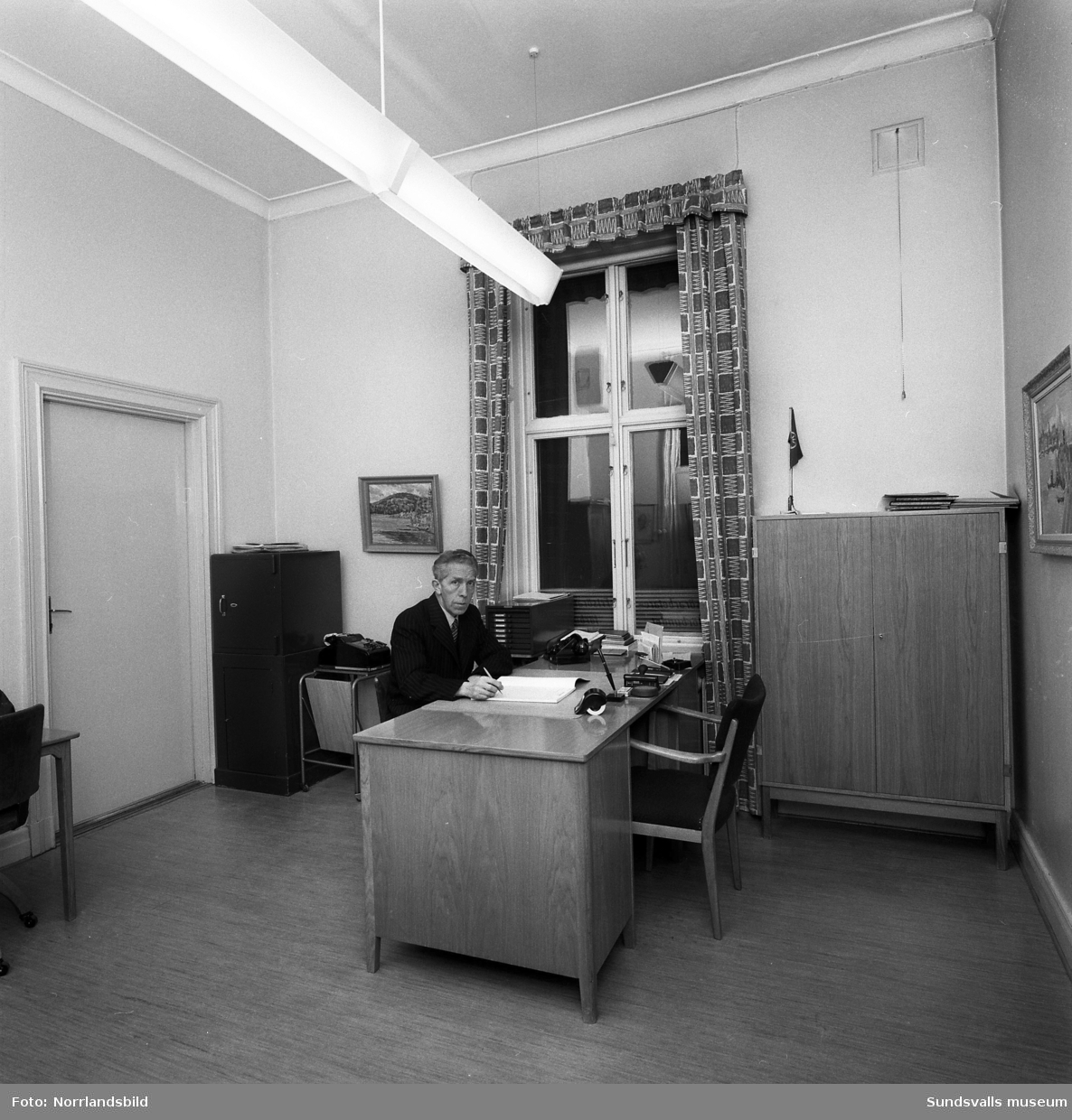 Frisörförbundets styrelse i Sundsvall. Gruppfoto på kontor.