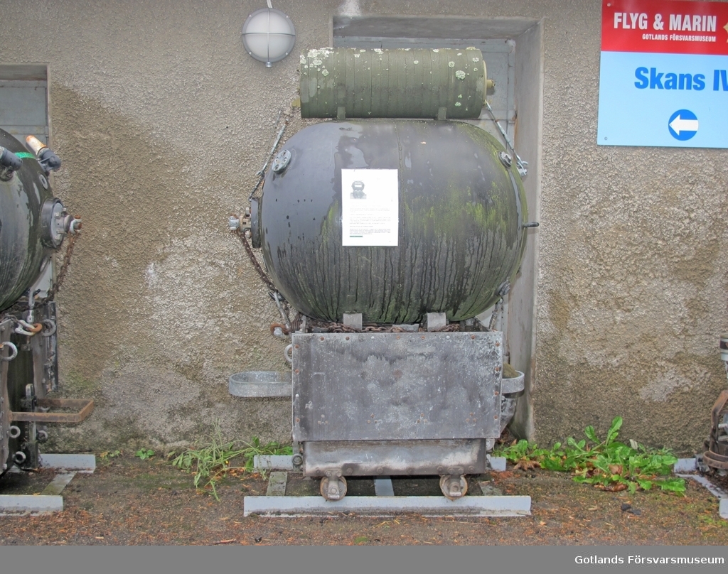 Förankrad avståndsmina. 
Ursprungligen benämnd M/F:1
Totalvikt ca 800 kg, laddning 200 kg TNT
Minan hade ett särskilt lock som man monterade ett elektrmagnetiskt organ på .
Utveklades under 1940-talet men någon större serietillverkning genomfördes inte.