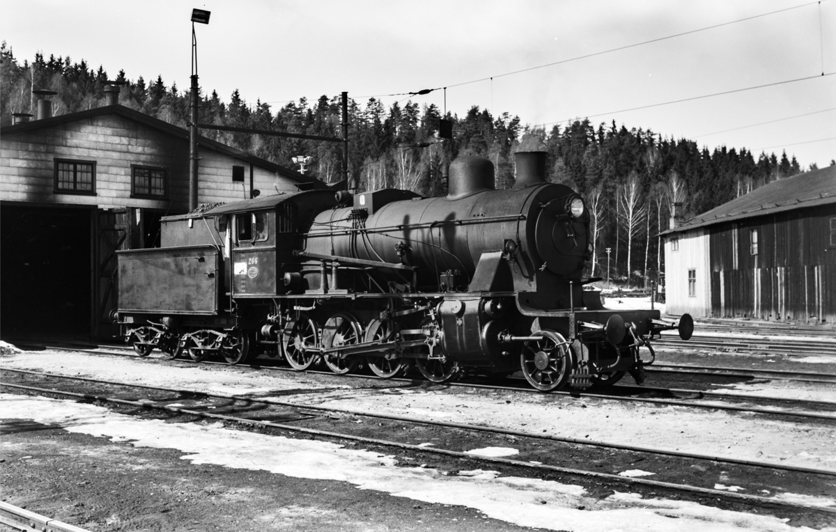 Damplokomotiv type 24b nr. 266 ved lokomotivstallen på Hønefoss.
