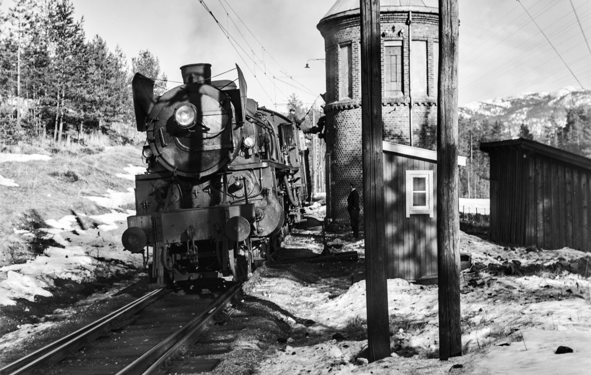 Godstog til Bergen har stanset for vannfylling på Austvoll stasjon. Toget trekkes av damplokomotiv type 31b nr. 418