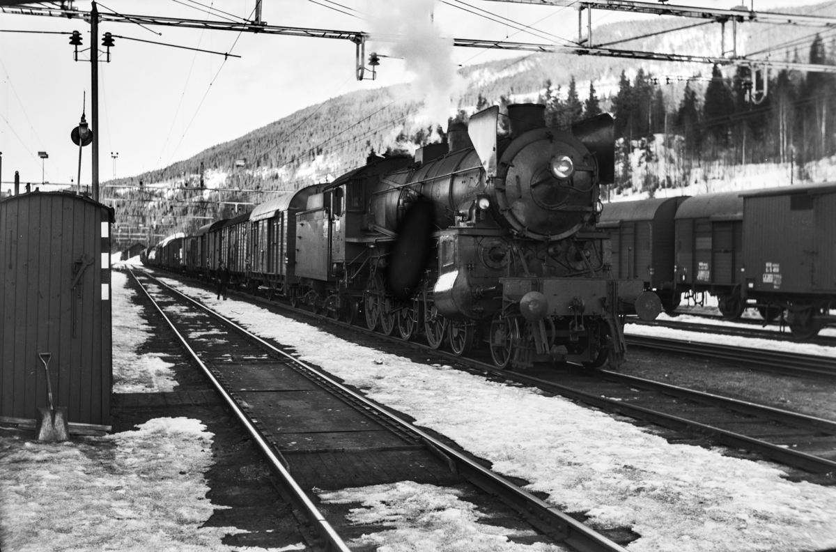 Godstog til Bergen på Ål stasjon. Goget trekkes av damplokomotiv type 31b nr. 418.