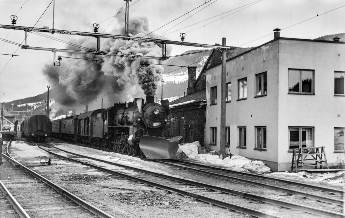 Ekstratog fra Oslo Ø i forbindelse med påskeutfarten, tog 7607, kjører ut fra Ål stasjon. Toget trekkes av damplokomotiv type 31b nr. 418.