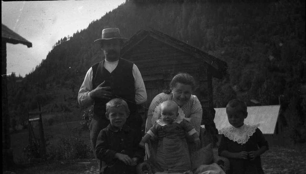 Bjåland, Lensmann Mikkel Mandt og Martha med 3 av borna