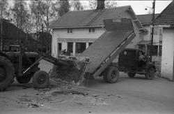 En lasteoperasjon i Lena sentrum april/mai 1954. Har trolig 