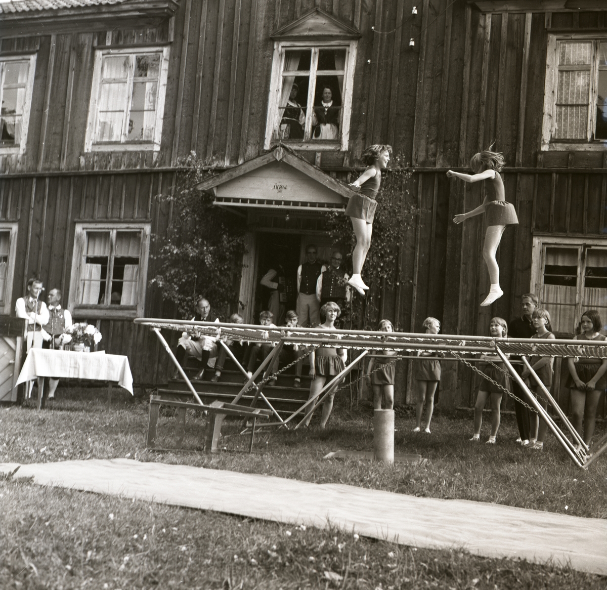 Två akrobater underhåller publiken på studsmatta vid hembygdsgården Rengsjö. Akrobaterna kommer från Dönje.